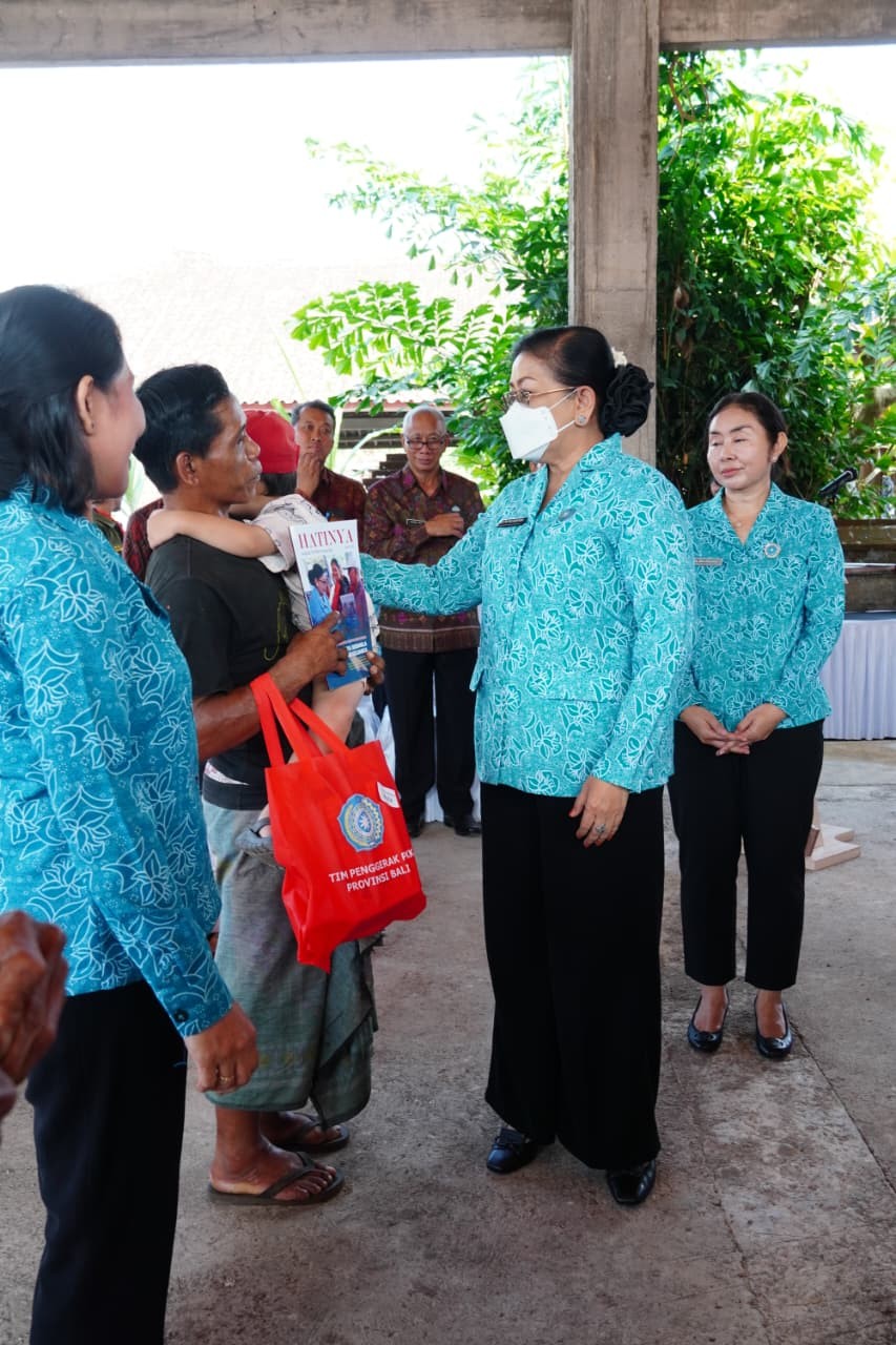 Aksi Sosial TP PKK Provinsi Bali “Bergerak dan Berbagi” Sasar Tiga Lokasi di Karangasem