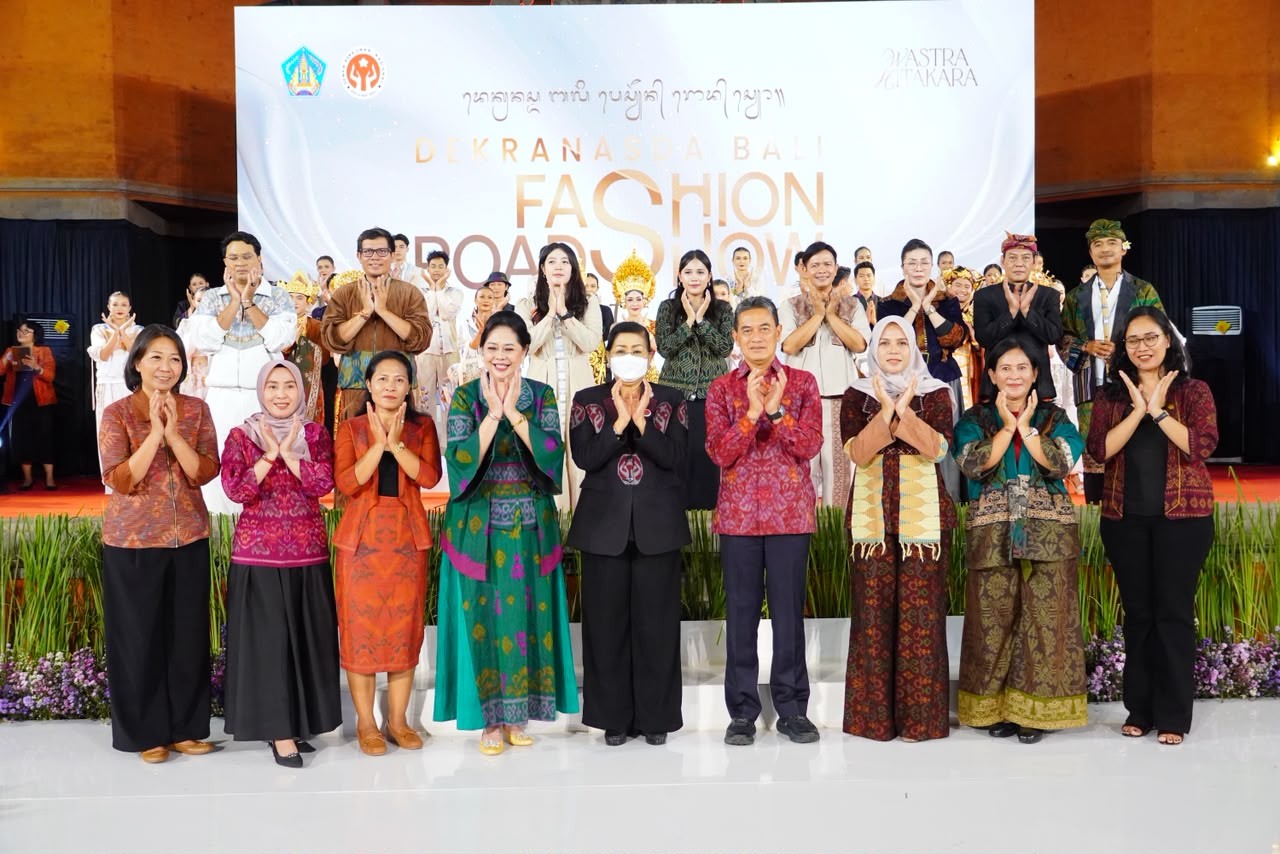 Dekranasda Fashion Road Show di Buleleng, Putri Koster Dorong UMKM dan Desainer Lokal “Keluar dari Tempurung”