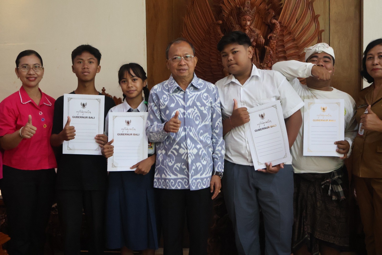 Gubernur Koster Salurkan Bantuan Pendidikan bagi Siswa Yatim Piatu dan Kurang Mampu di Denpasar