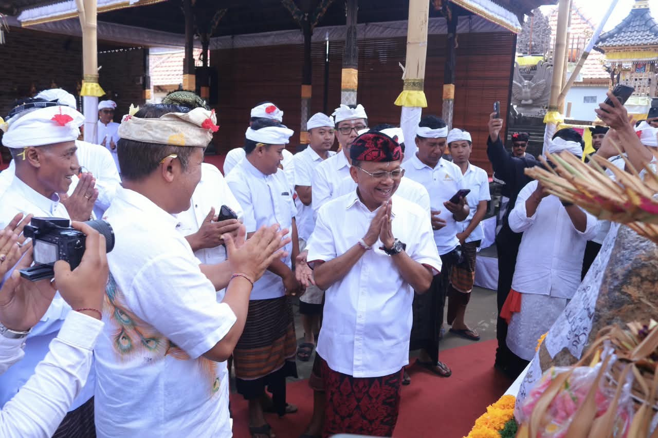 Gubernur Wayan Koster Hadiri Karya di Pura Dadia Gelgel Aan, Tegaskan Komitmen Mengawal Pembangunan dan Menjaga Kedekatan dengan Krama Bali