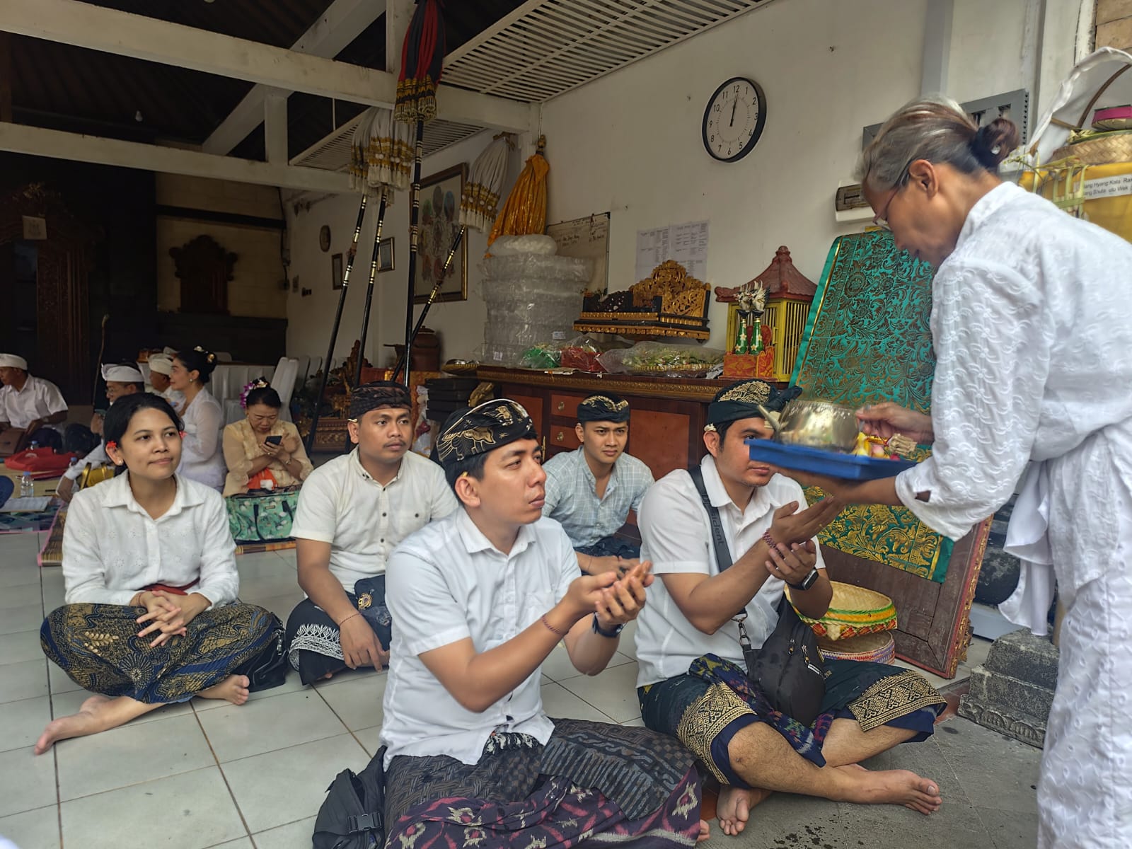 Sembahyang Bersama dan Punia di Pura Dharma Sidhi Ciledug