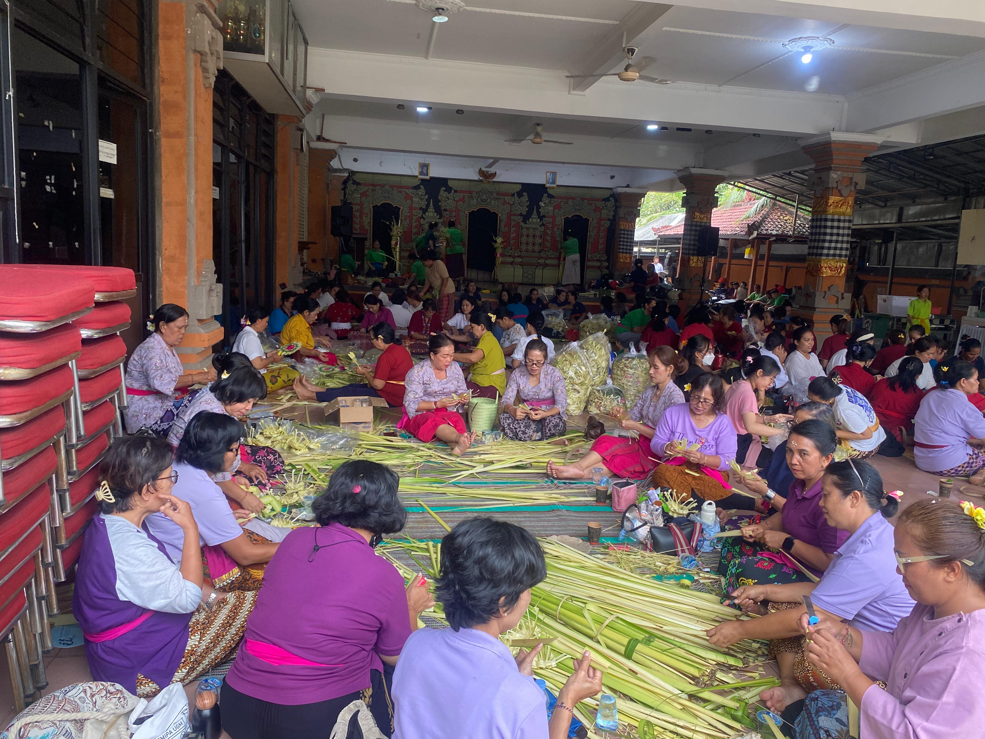 Ngayah Bersama Untuk Piodalan di Pura Agung Tirta Bhuana Bekasi