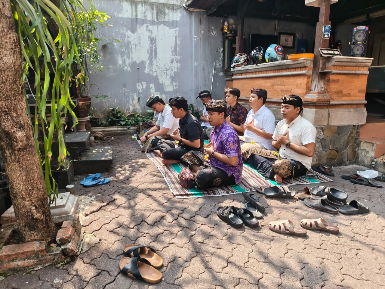 Sembahyang Rahina Purnama Sasih Karo di Halaman Badan Penghubung