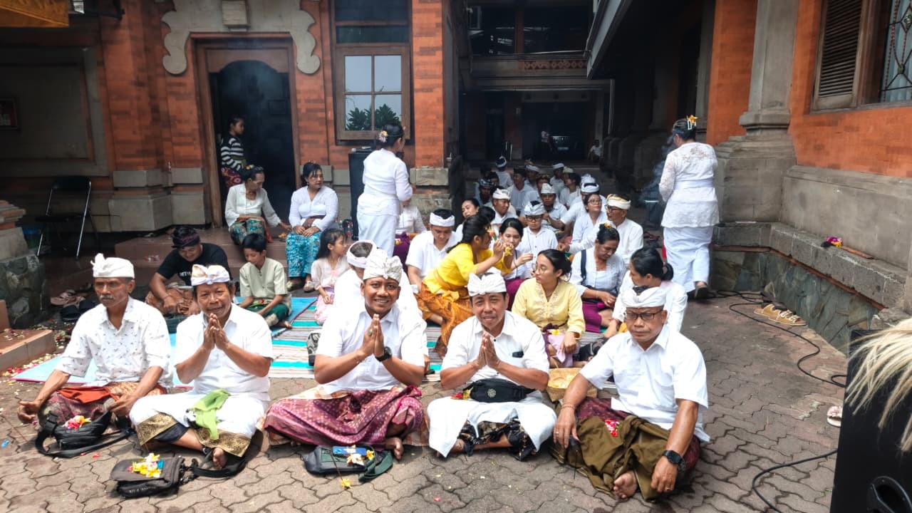 Piodalan Pada Padmasana Badan Penghubung Provinsi Bali