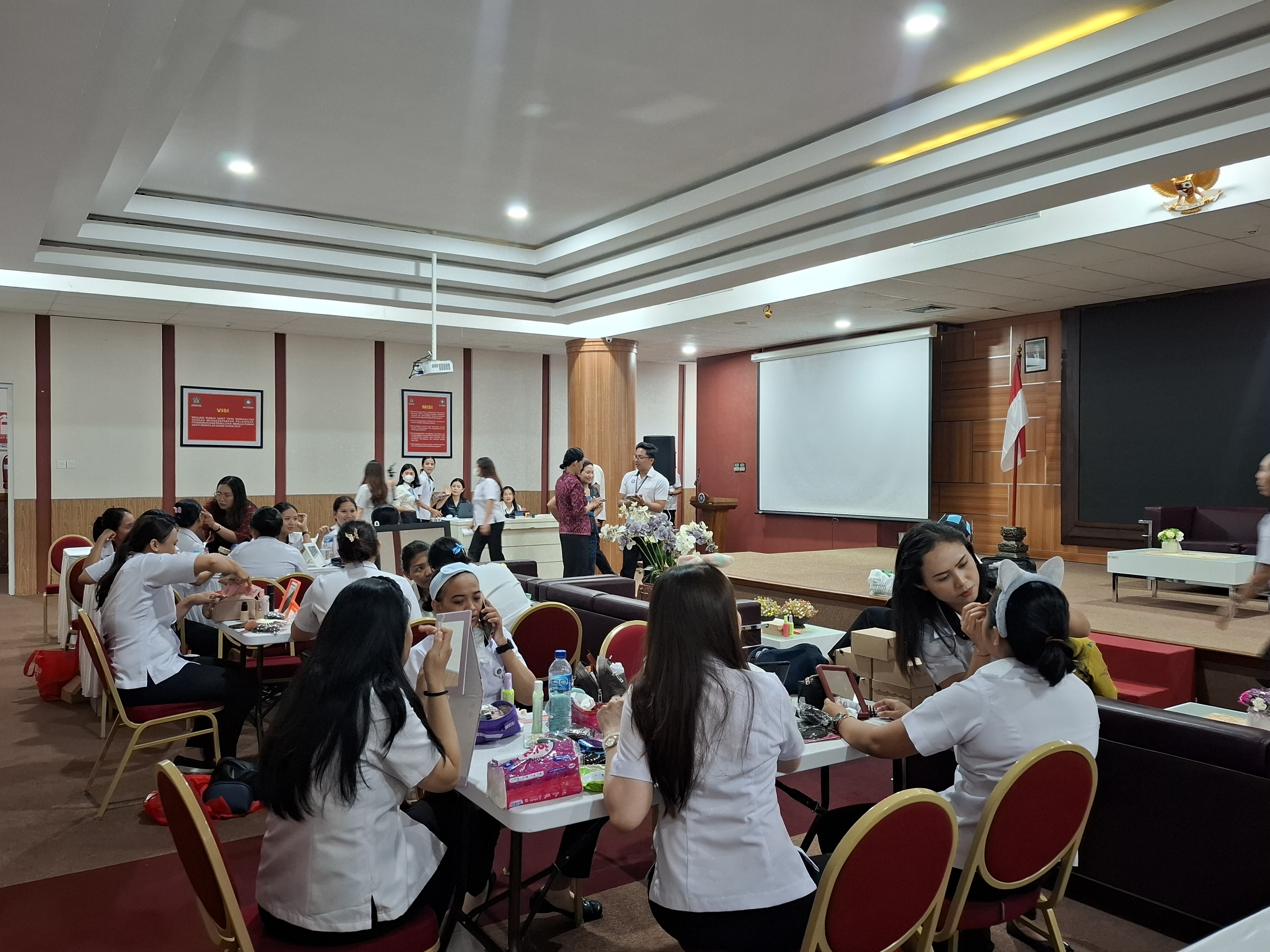 Kegiatan Pelatihan Tata Rias terhadap Pegawai Rumah Sakit dalam Rangka HUT RSBM yang ke 7