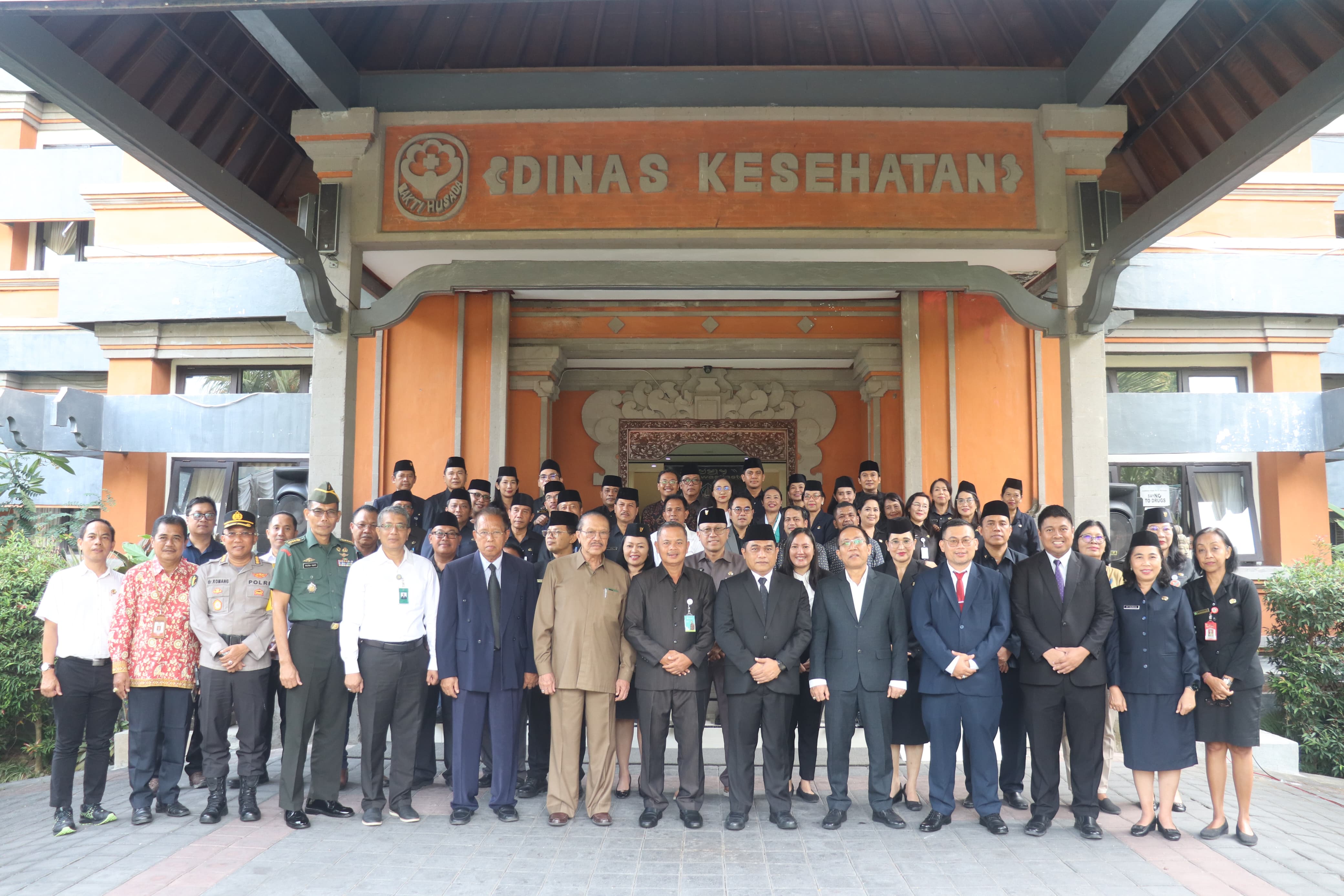 Kegiatan Upacara Hari Kesehatan Nasional ke-60 "Gerak Bersama, Sehat Bersama" di lapangan Dinas Kesehatan Provinsi