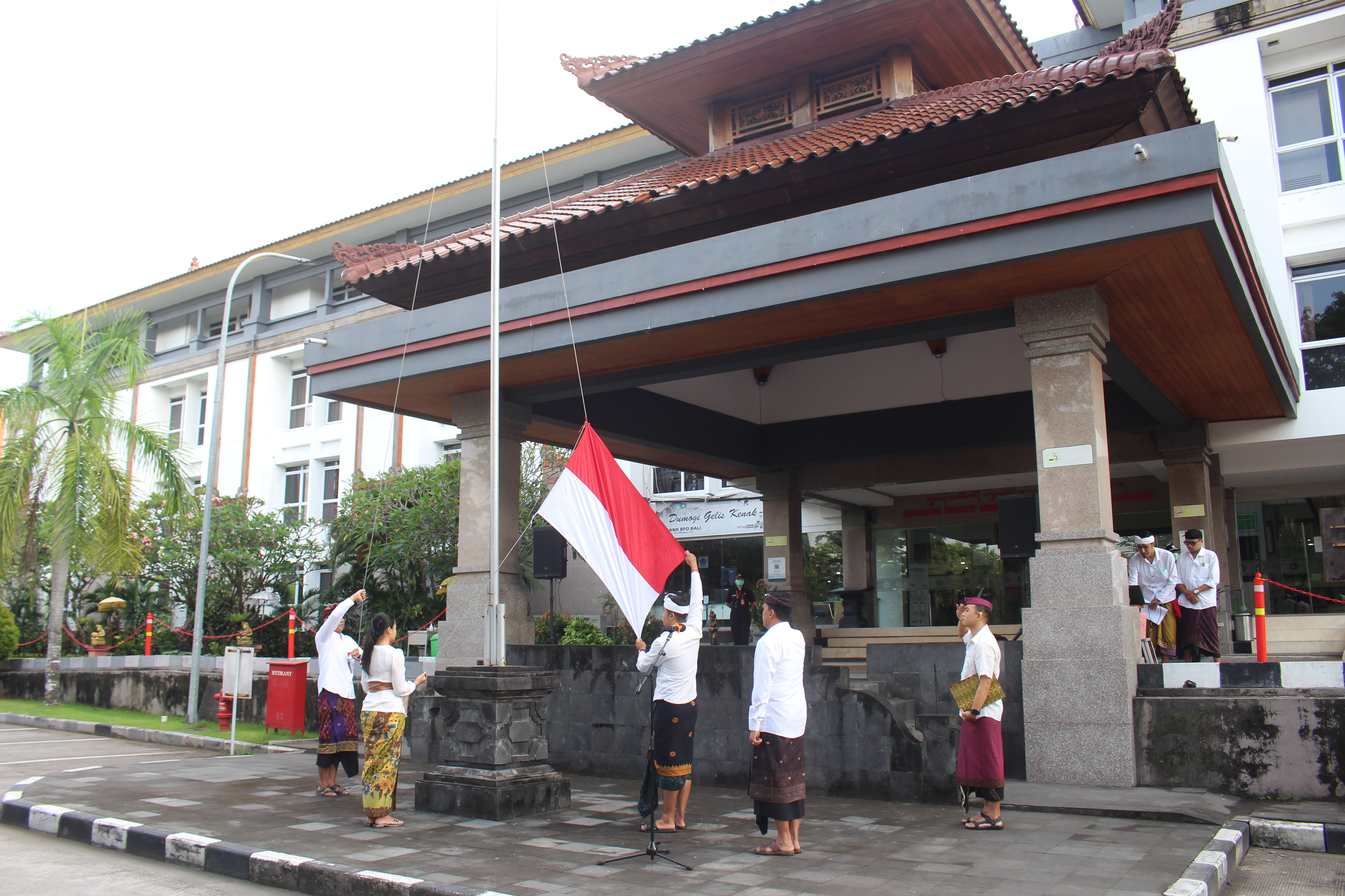 Seluruh jajaran Direksi, Manajemen, dan Staf RSUD Bali Mandara mengikuti Upacara Peringatan Hari Kebangkitan Nasional yang ke-117.