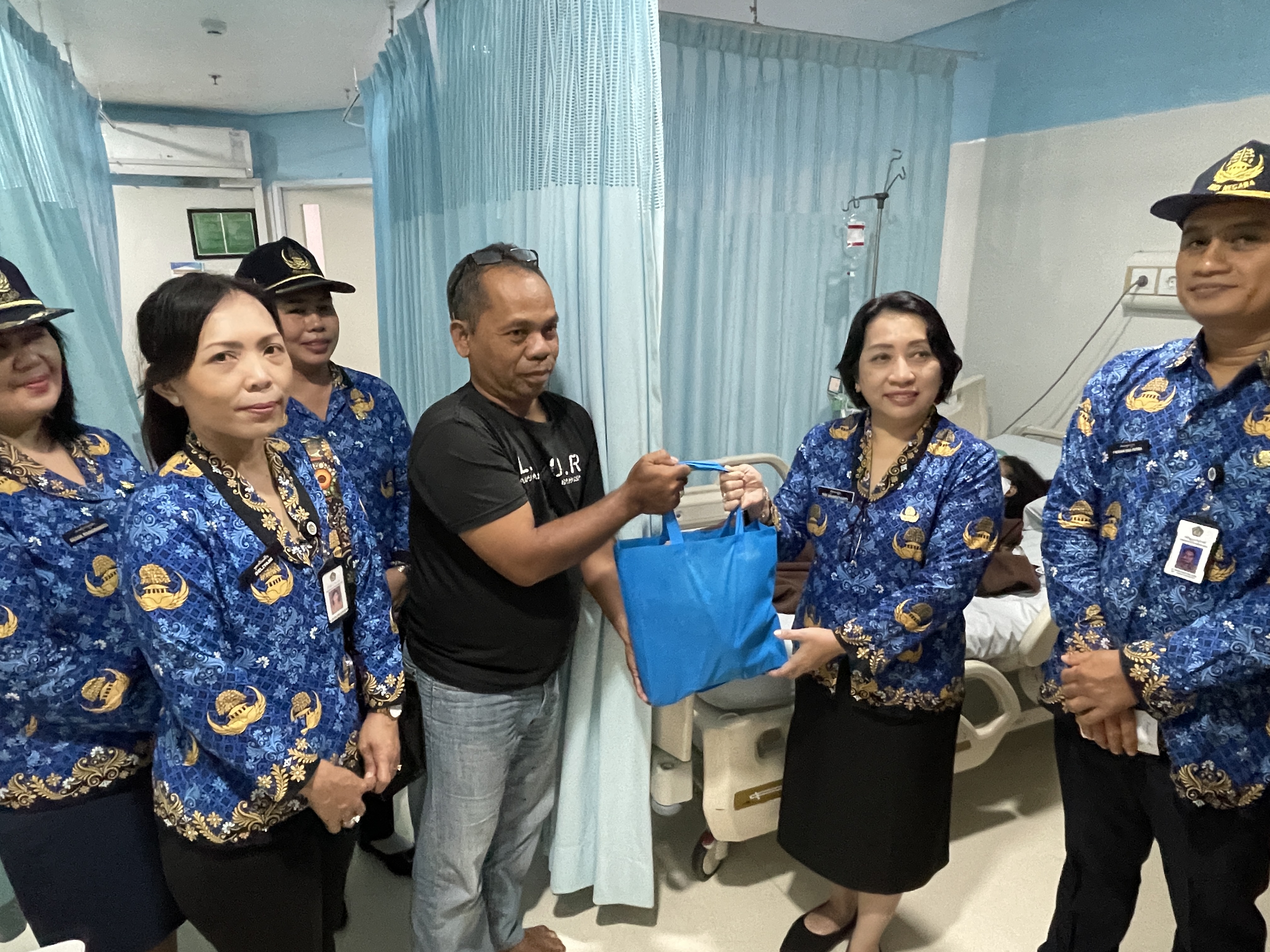 Dalam Rangka HUT RSUD Bali Mandara ke-8, RSBM Melaksanakan Kegiatan "Tali Kasih" Sebagai Wujud Kepedulian  Dan Kasih Sayang Kepada Para Pasien  Yang Sedang Menjalani Perawatan Medis