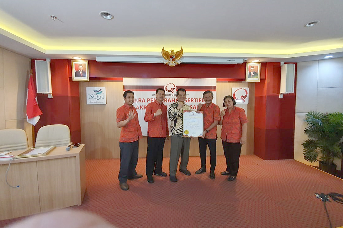 Penyerahan Sertifikat Akreditasi