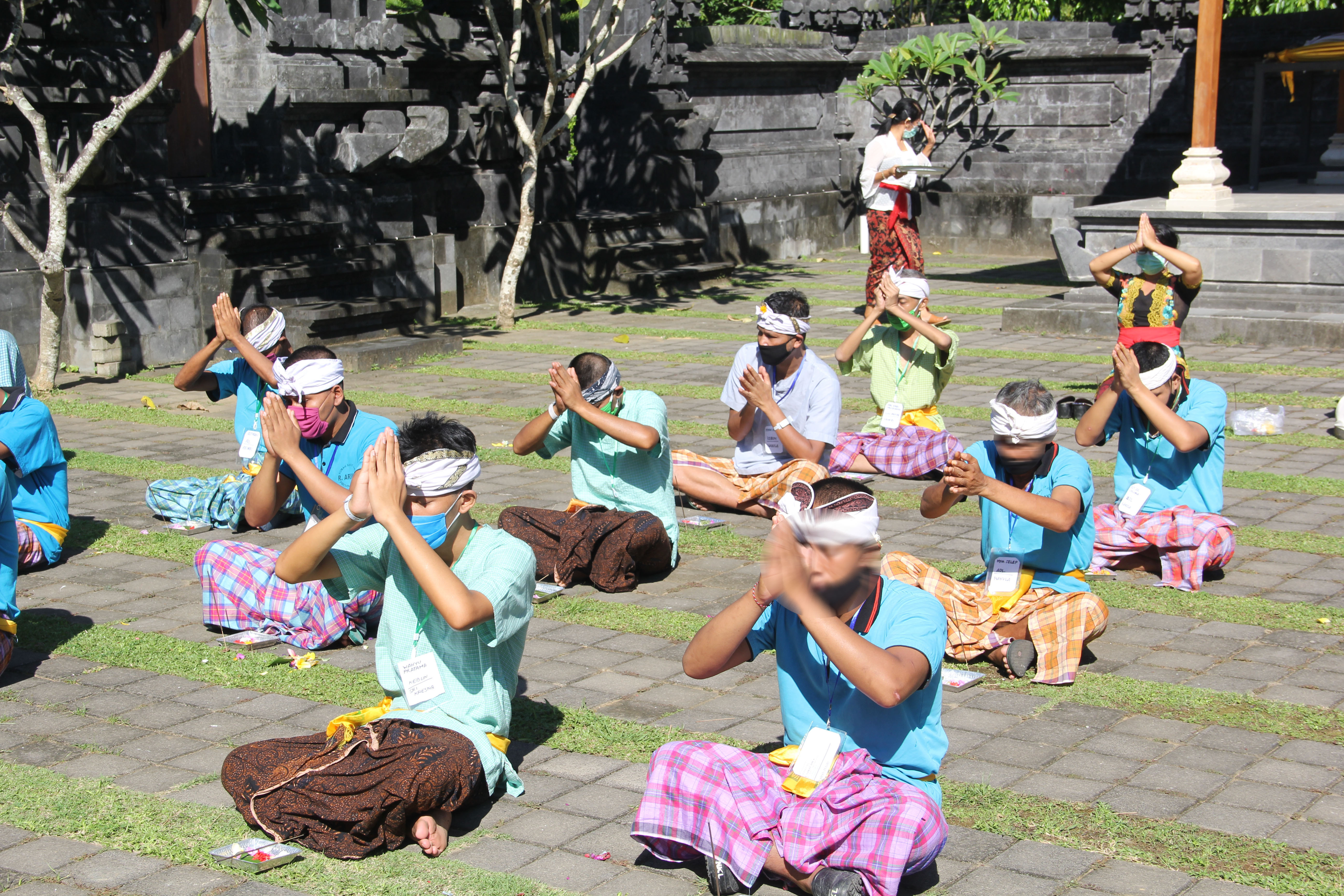 kegiatan Rehabilitasi Psikososial melaksanakan persembahyangan bersama di Pura Tirtha Ganapati UPTD. Rumah Sakit Jiwa Provinsi Bali