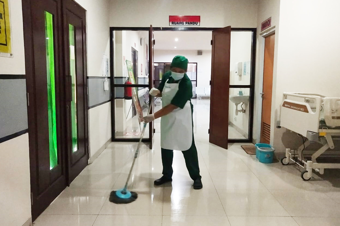 Melaksanakan kebersihan ruangan dan lingkungan kerja