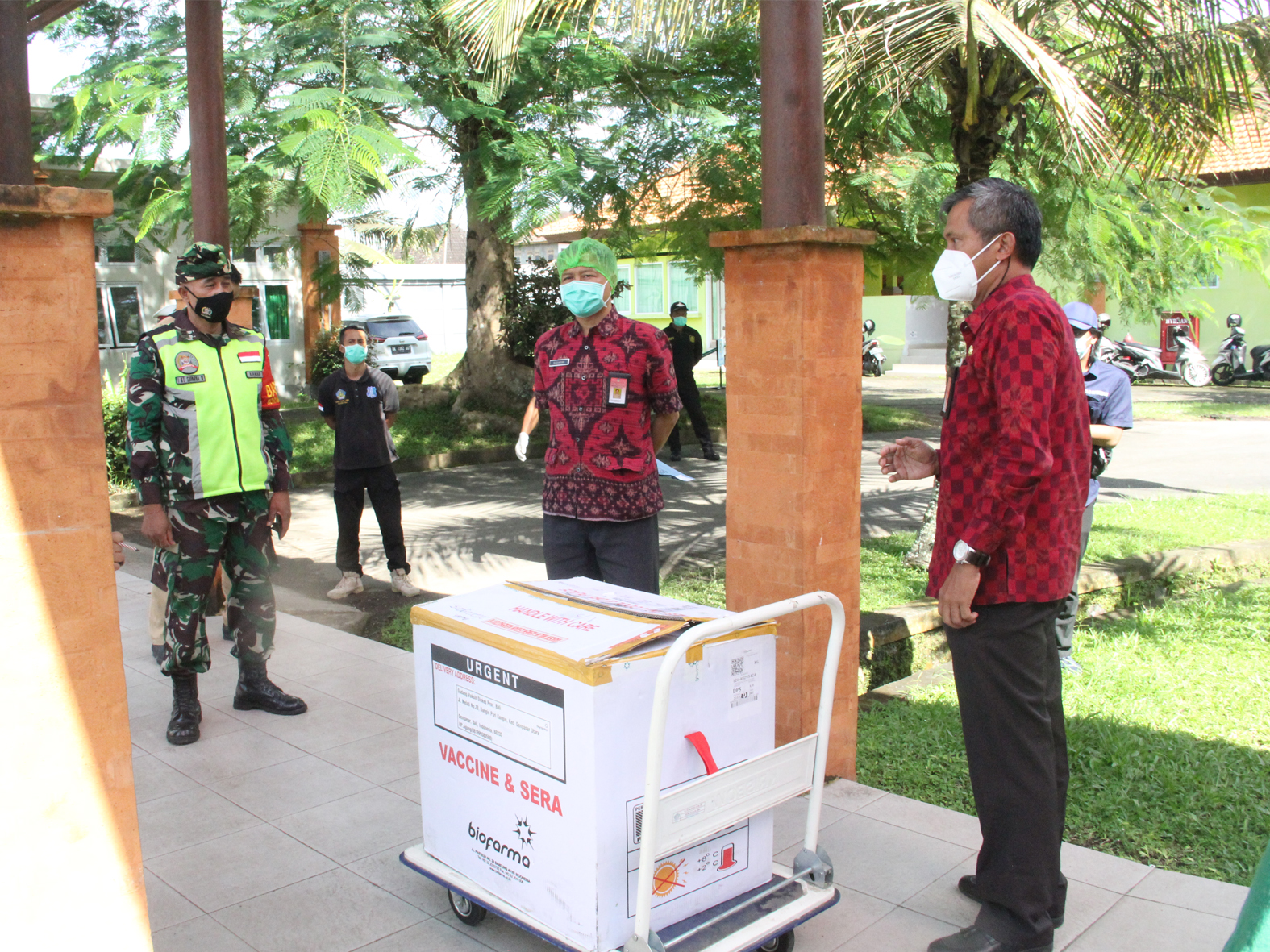 Vaksin dan Logistik  terkait pelaksanaan kegiatan Vaksinasi Covid 19 diterima hari ini Direktur UPTD Rumah Sakit Jiwa Provinsi Bali