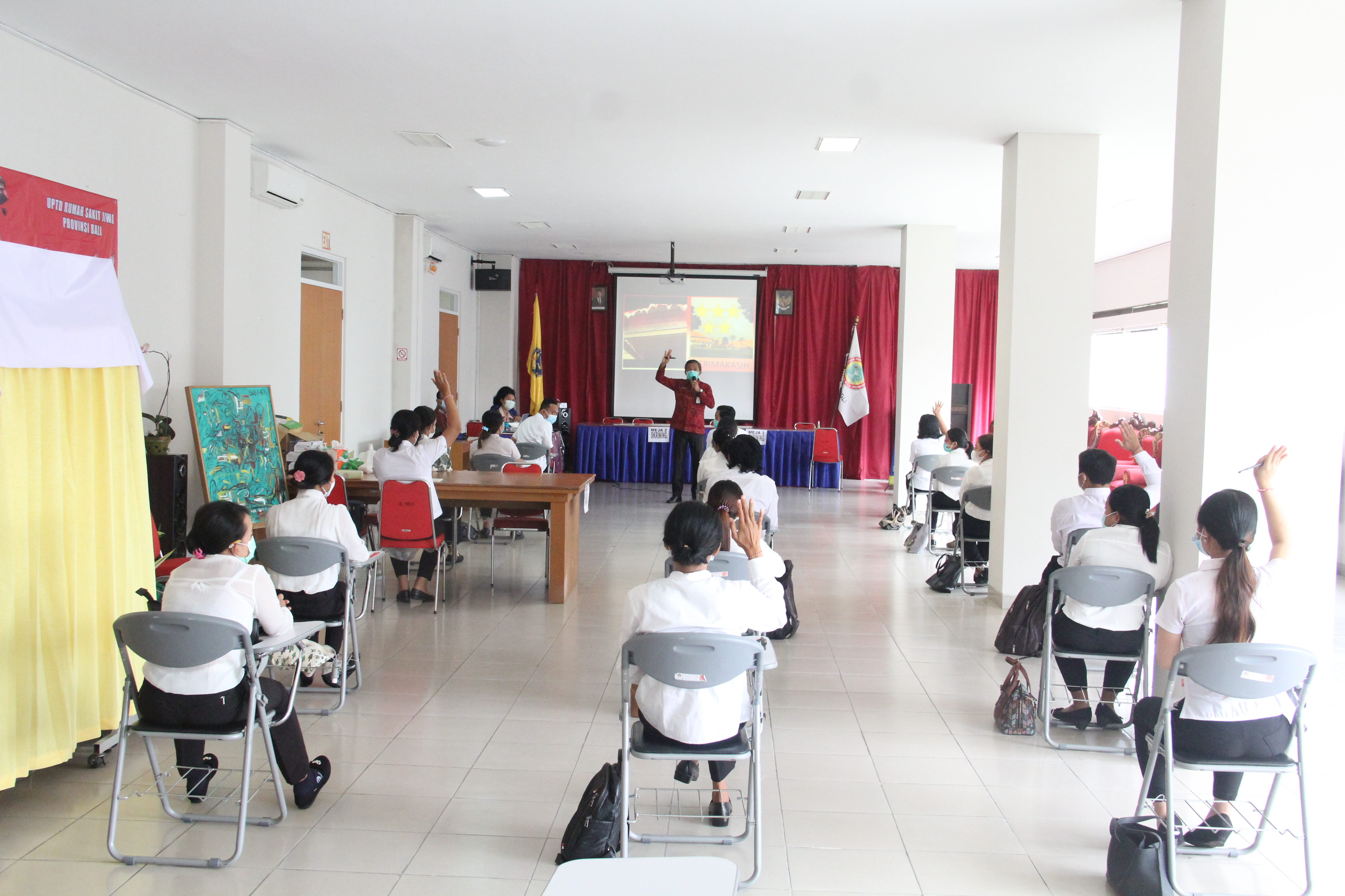 Direktur UPTD Rumah Sakit Jiwa Provinsi Bali dr. I Dewa Gede Basudewa, Sp.KJ memberikan pengarahan kepada pegawai baru di lingkup UPTD Rumah Sakit Jiwa Provinsi Bali