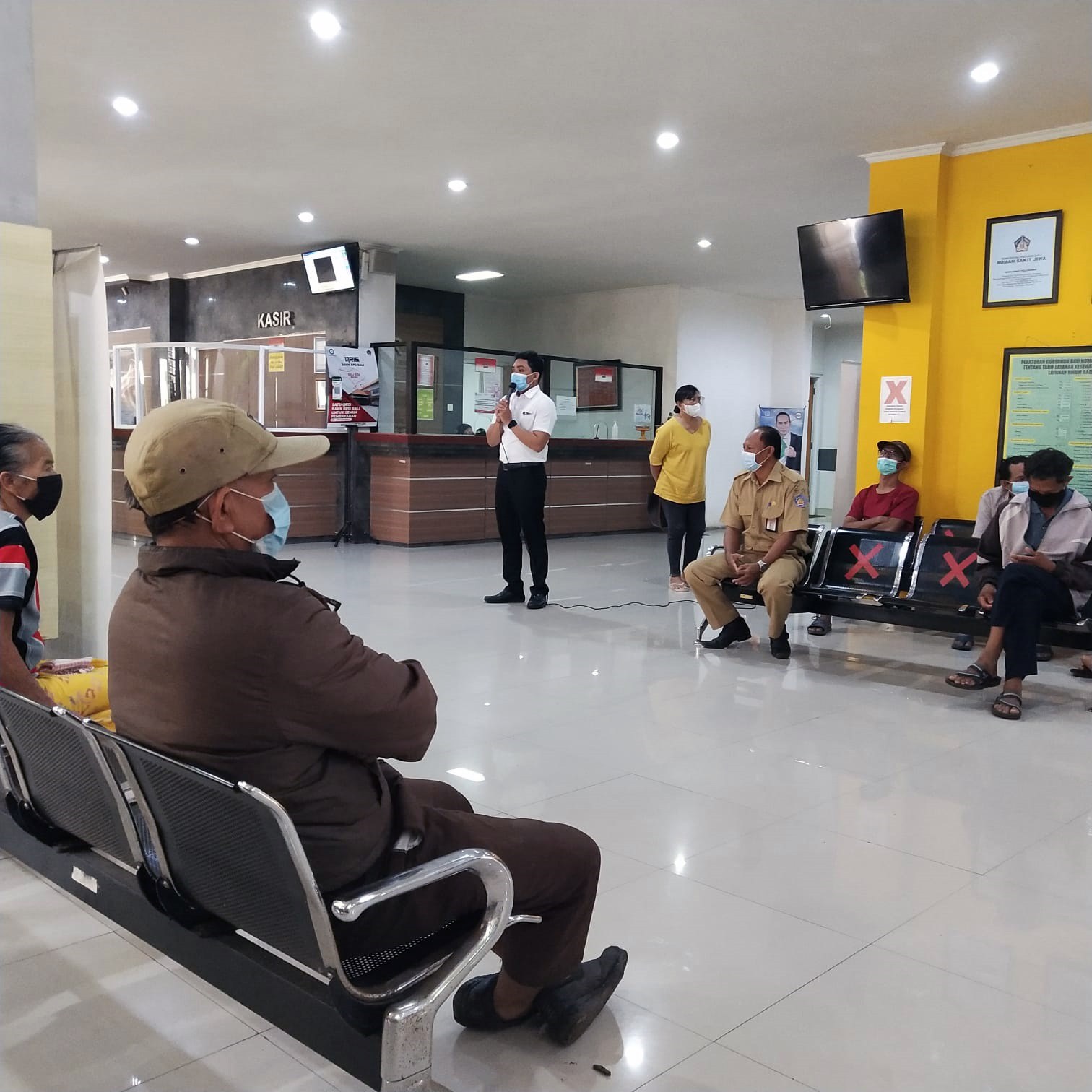 Penyuluhan tentang Cara mencuci tangan yang baik dan benar oleh Tim PKRS kepada para pengunjung Rumah Sakit Jiwa Provinsi Bali