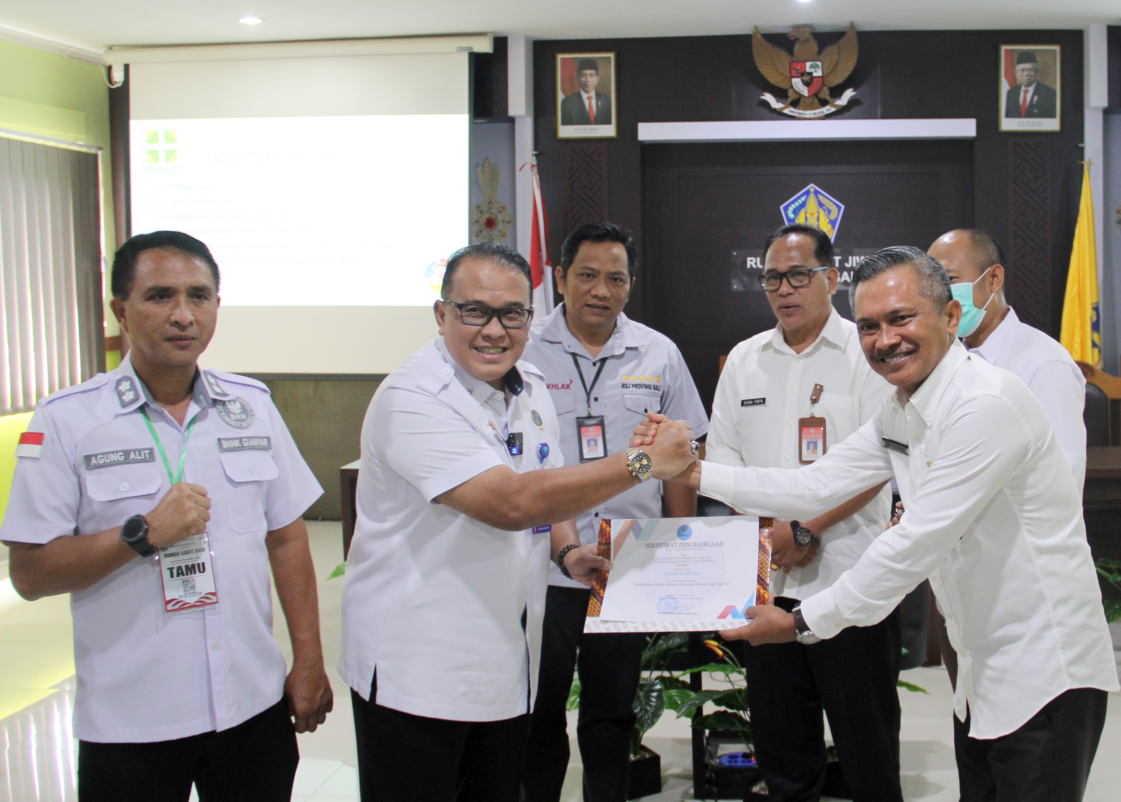 PENYERAHAN SERTIFIKAT PENGHARGAAN KEPADA RSJ PROVINSI BALI
