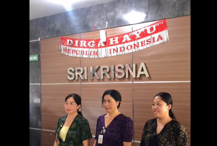 Menyanyikan Lagu Kebangsaan Indonesia Raya