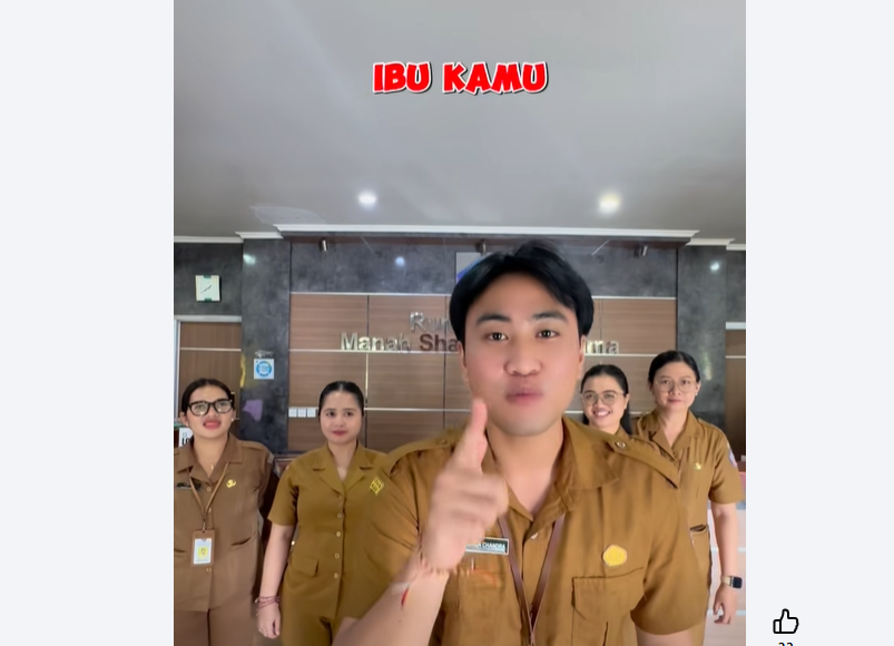 Katanya ibu kamu lagi cari menantu yang kerja di rumah sakit dan bisa bahasa Inggris?