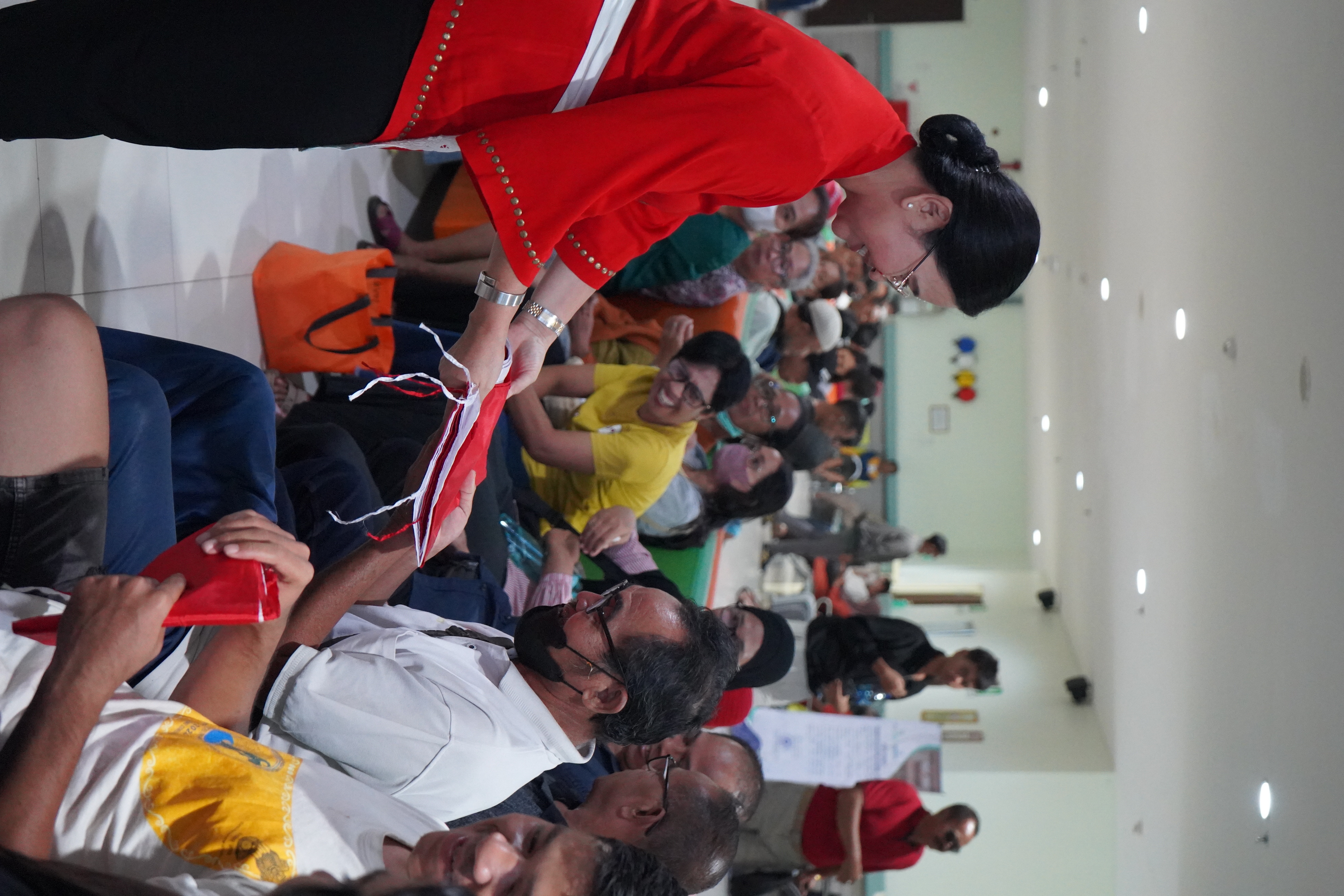 RS Mata Bali Mandara Galang Semangat Nasionalisme Lewat Pembagian Bendera Merah Putih