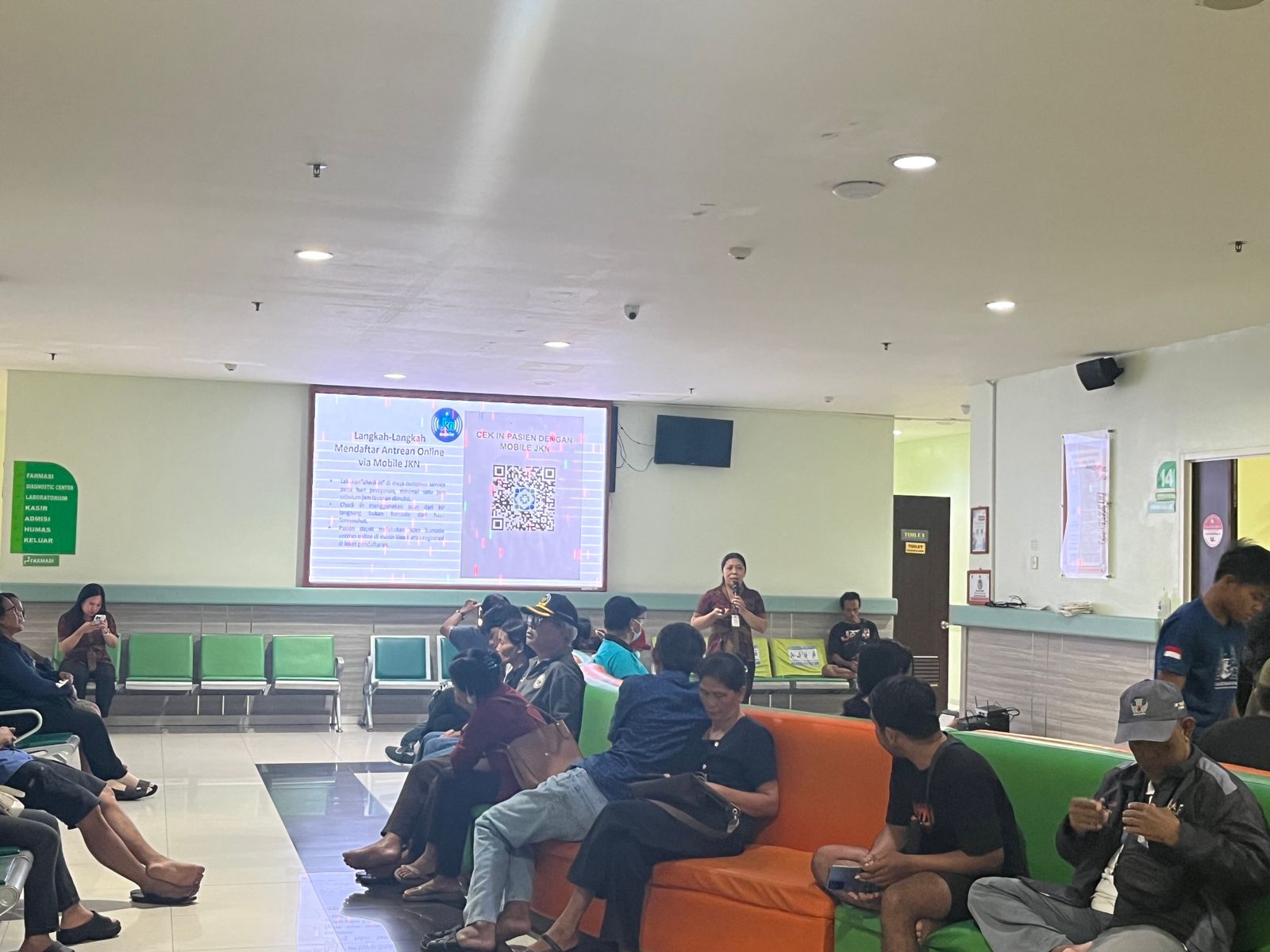 Kegiatan Penyuluhan Smart Friday dengan topik “Solusi Mengurangi Antrian Panjang Dengan Antrian Online”