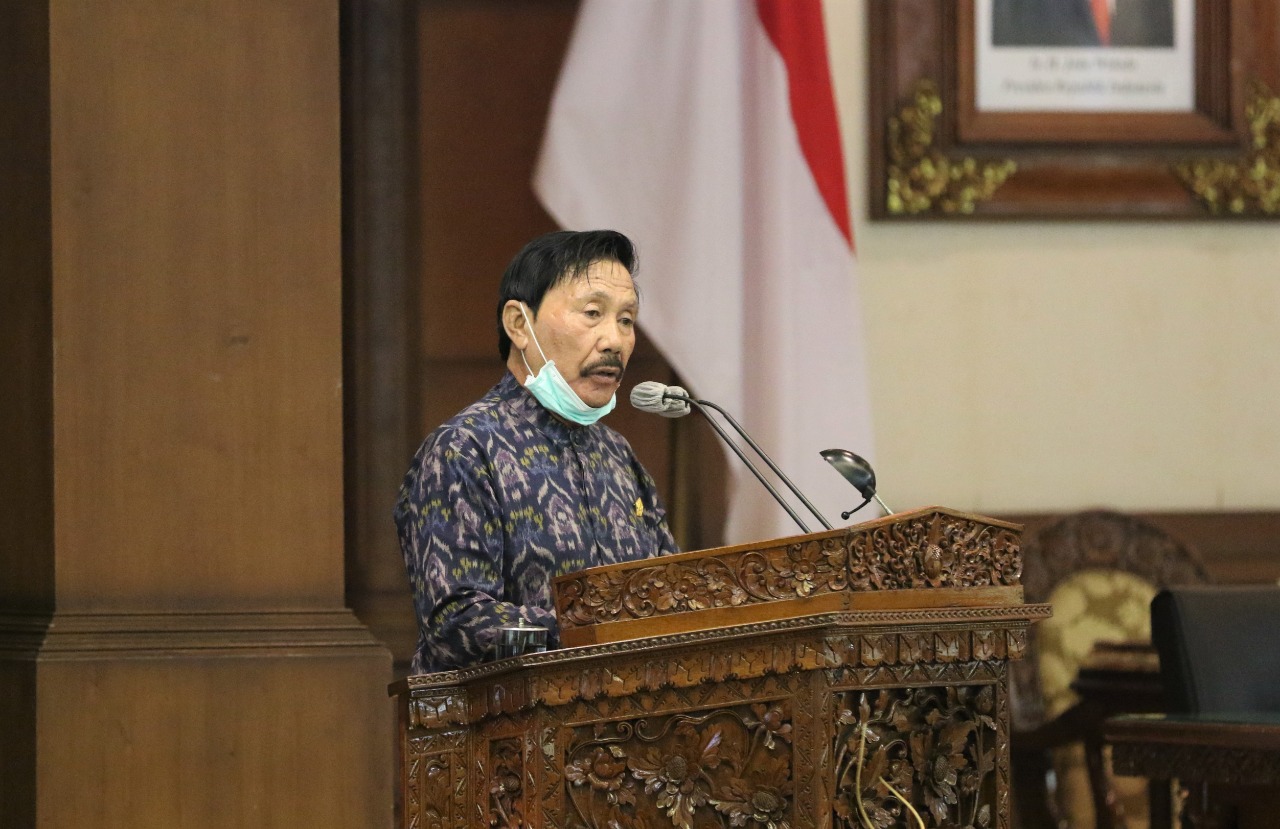 Ketut Suwandhi Membacakan Pandangan Umum Fraksi Golkar