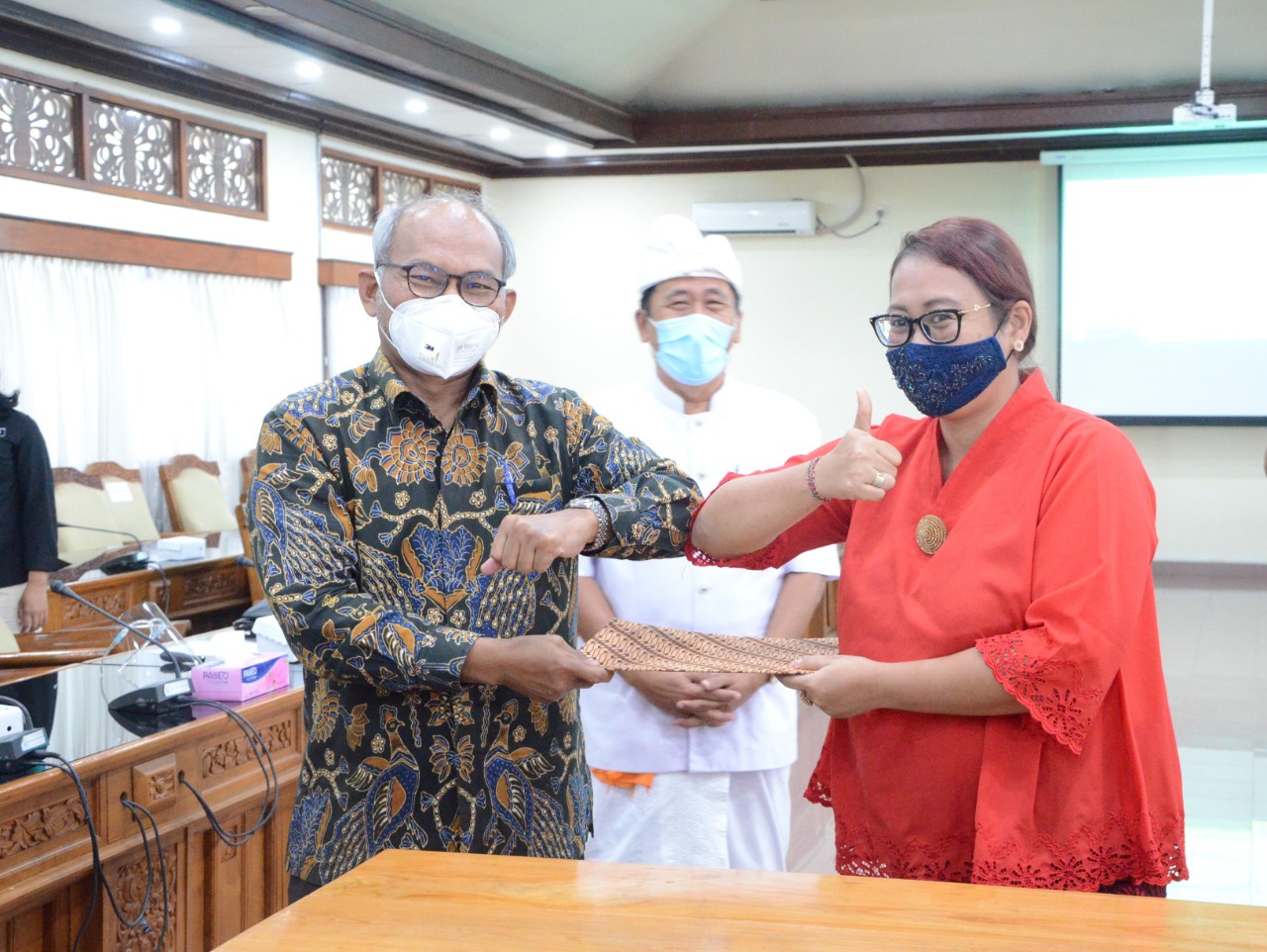 IGA Diah Werdhi Tandatangani Berita Acara Kesepakatan Proyeksi Target Dalam Perda RUED