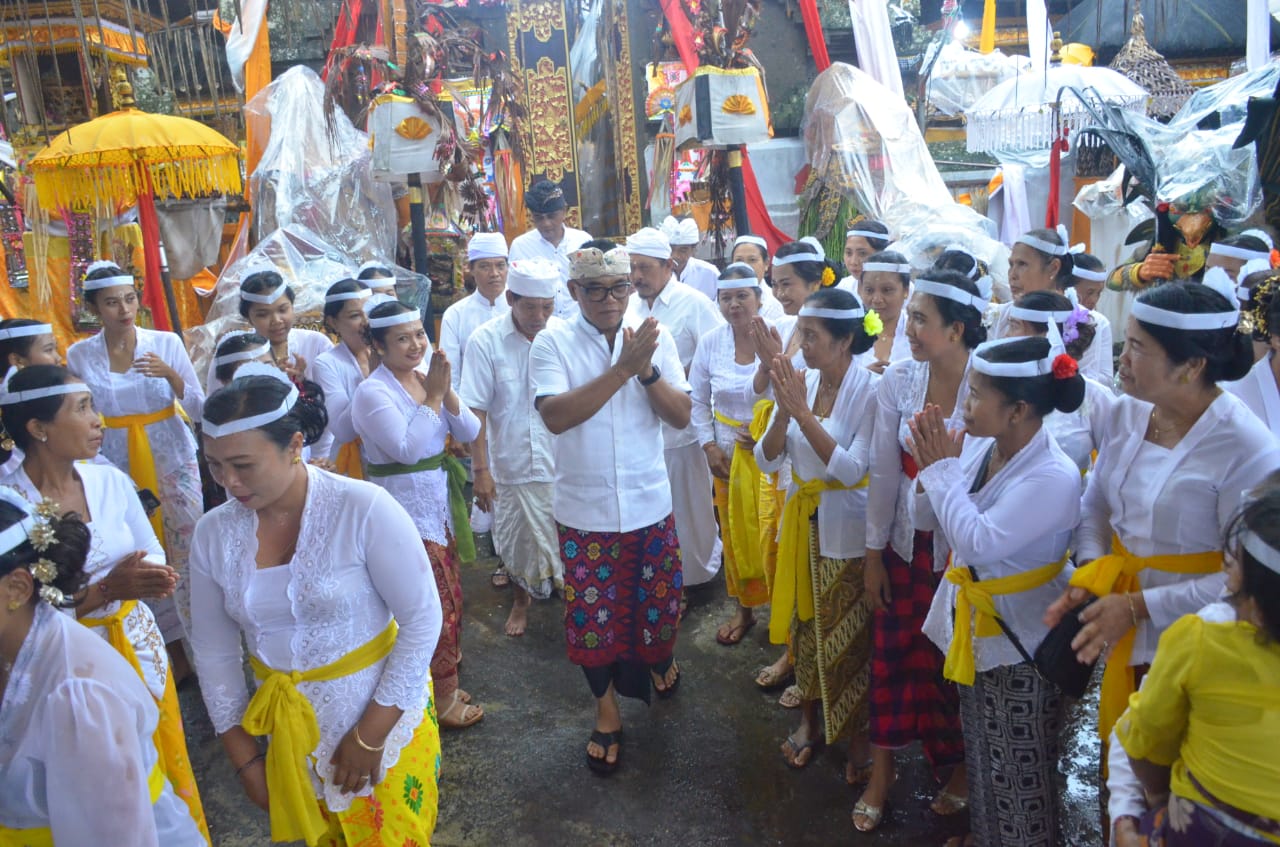 Ketua DPRD Bali Hadiri Upacara Karya Ngenteg Linggih Di Selemadeg Barat