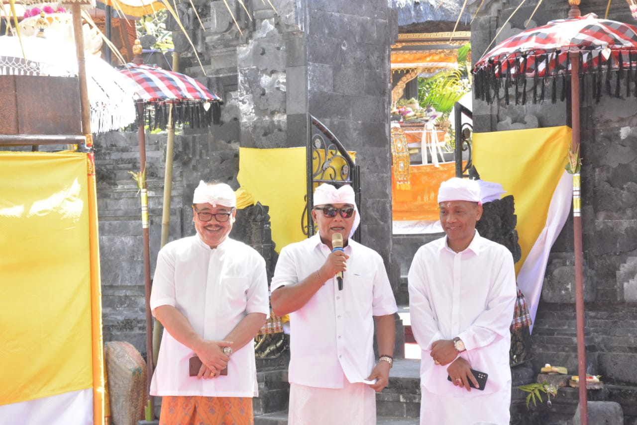 Upacara Piodolan Di Pura Dharma Praja Udiana Kantor DPRD Bali