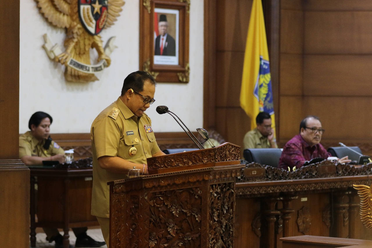 Paripurna DPRD Bali Pendapat Gubernur Terhadap Raperda Inisiatif Dewan Tentang Perlindungan Dan Pemberdayaan Peternak