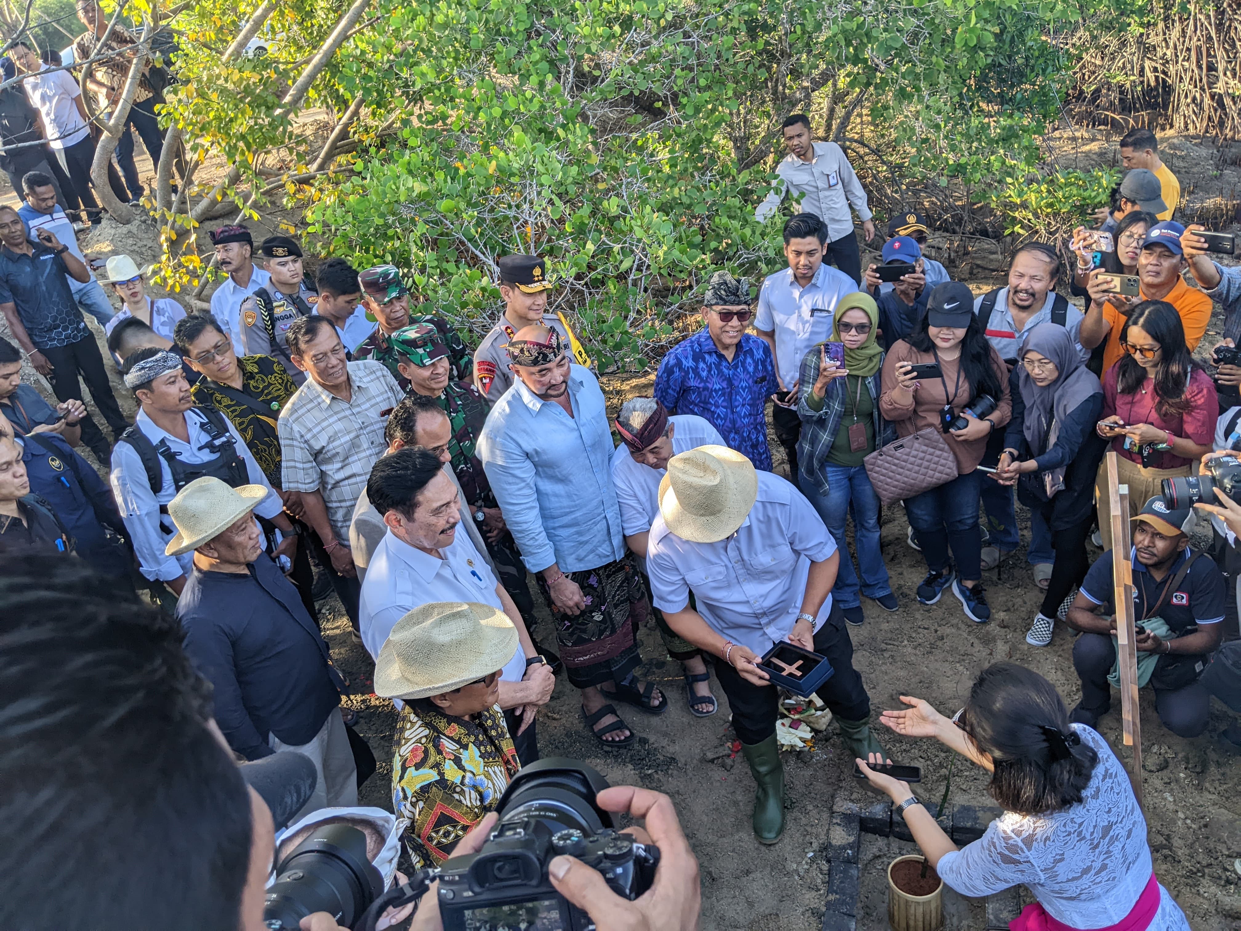 Penanaman Bibit Mangrove yang Diberkati Paus Fransiskus di Kawasan Kura Kura Bali