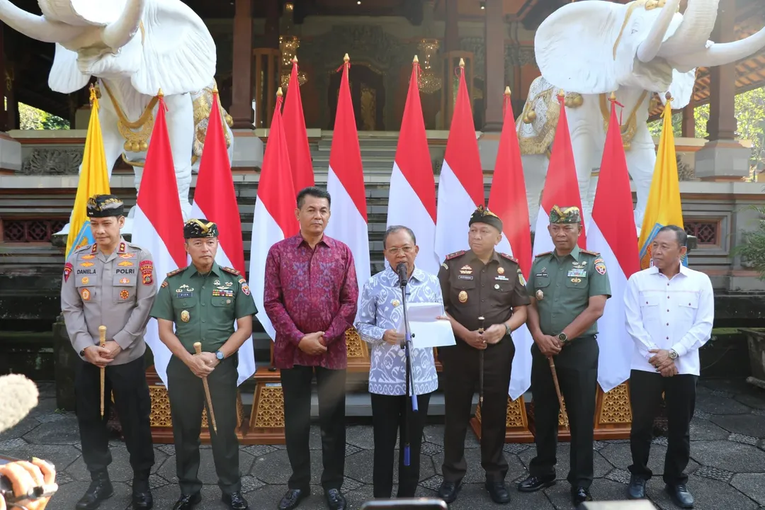 Ketua DPRD Bali Dampingi Gubernur Bali dalam Konferensi Pers terkait Fenomena Permasalahan Ormas di Bali