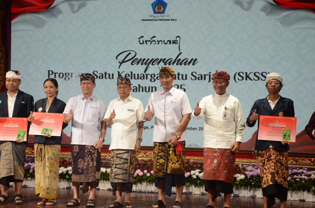 Pimpinan Komisi IV hadiri Penyerahan ‎Program Satu Keluarga Satu Sarjana