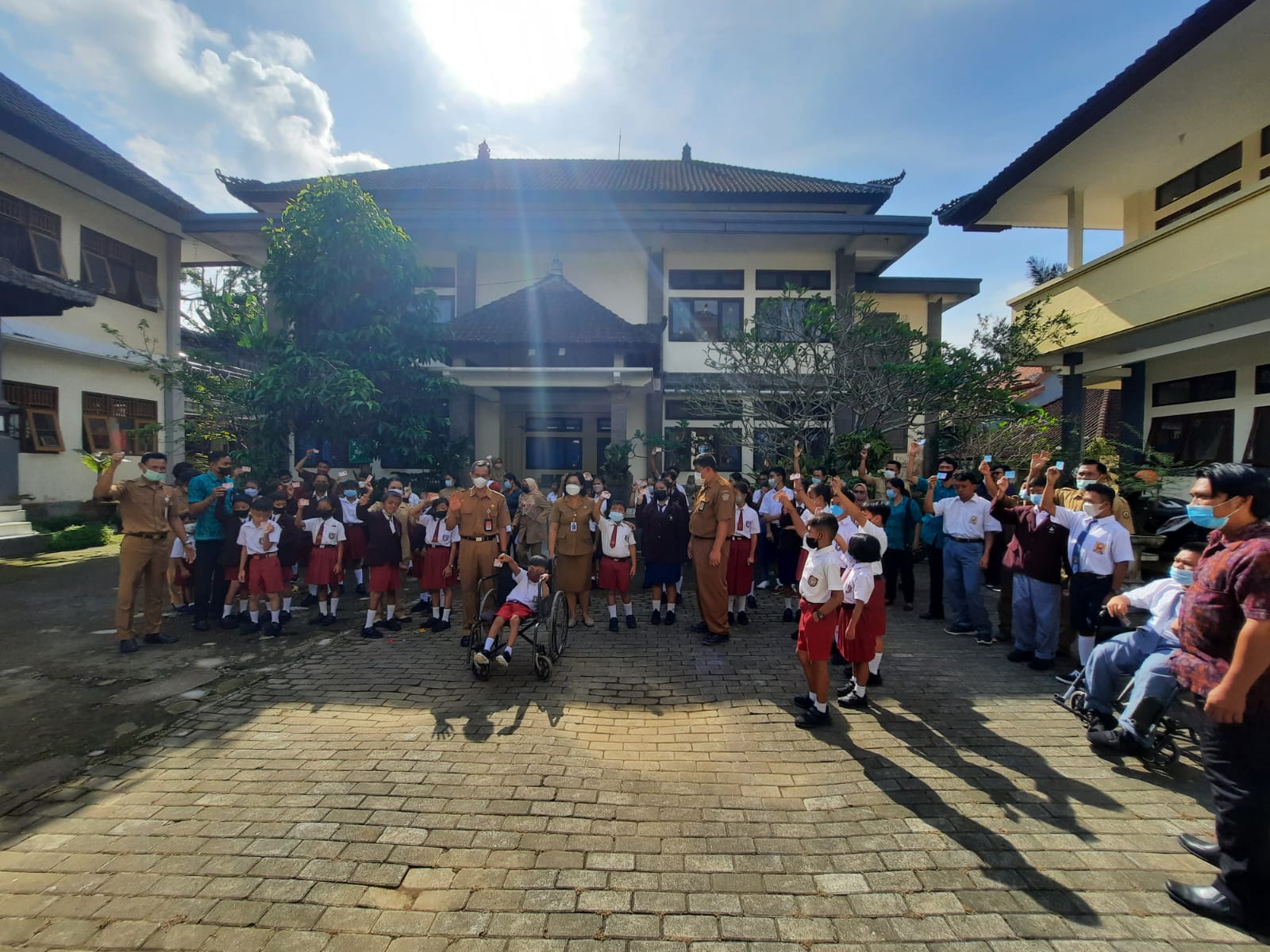 Pembagian Kartu Identitas Anak