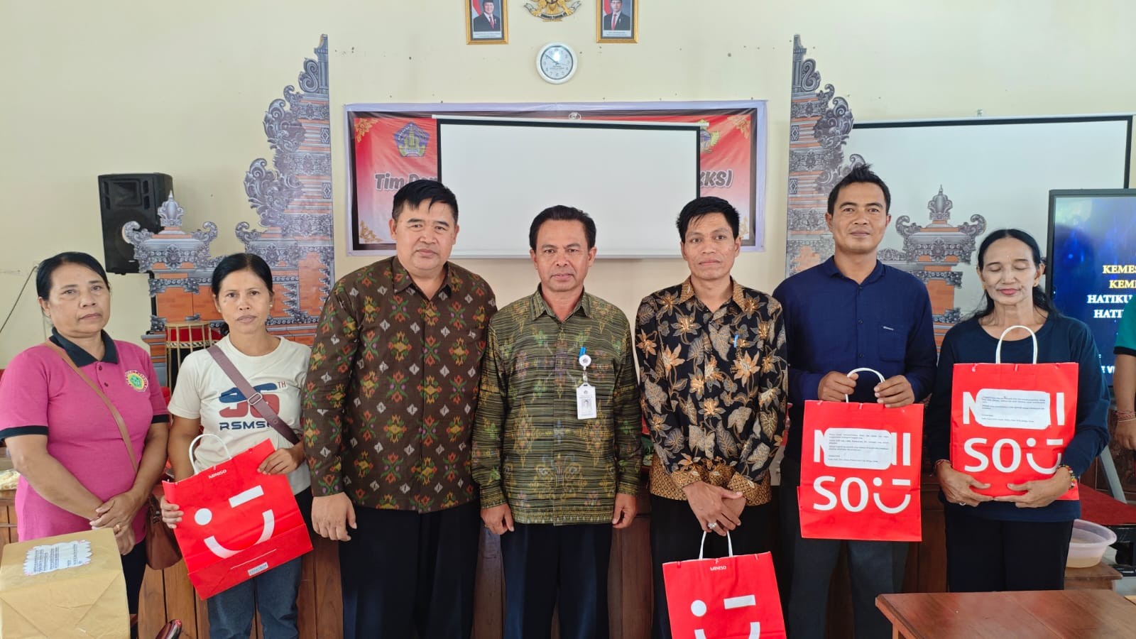 Perpisahan Guru dan Pegawai
