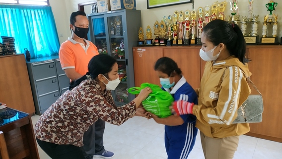 Kegiatan Peduli Dan Berbagi, Kemenag Karangasem Berikan Sembako Pada Peserta Didik Kurang Mampu